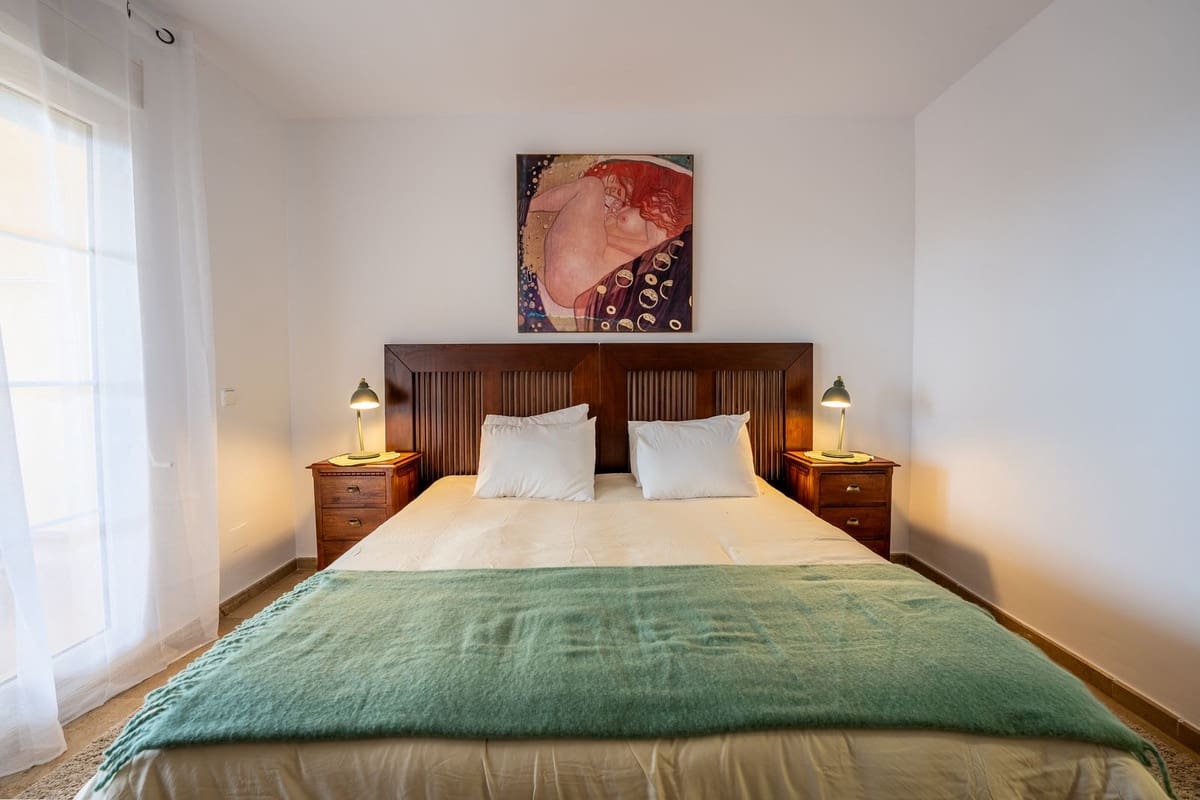 2 soverom Leilighet til leie i Nueva Andalucia med svømmebasseng garasje - € 2 500 (Ref: 9981595)