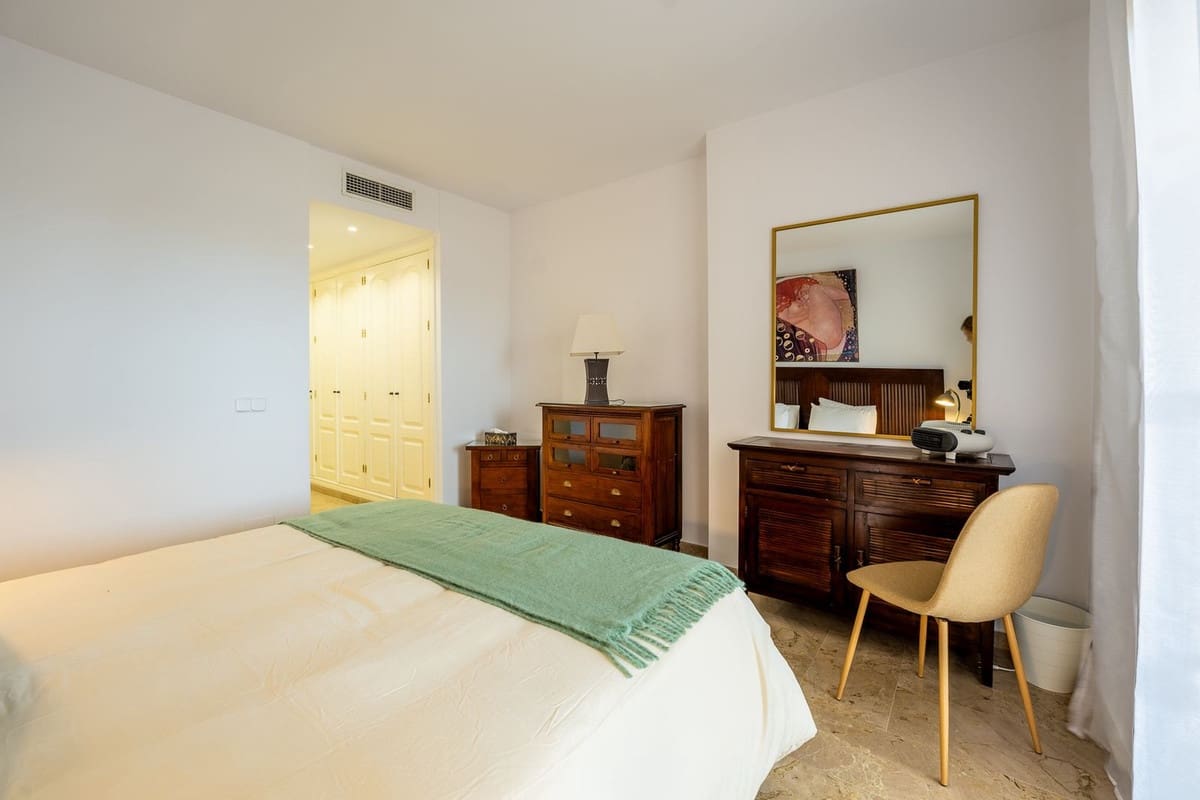 2 soverom Leilighet til leie i Nueva Andalucia med svømmebasseng garasje - € 2 500 (Ref: 9981595)