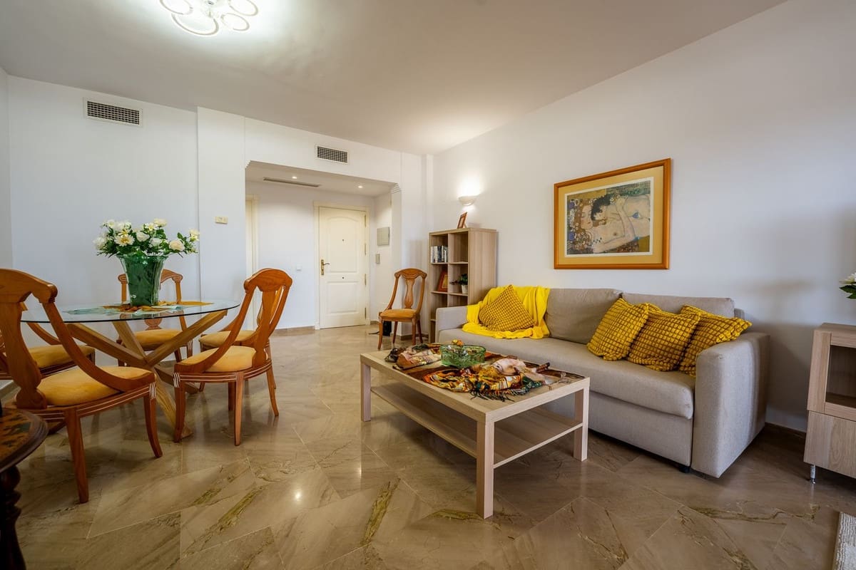 2 soverom Leilighet til leie i Nueva Andalucia med svømmebasseng garasje - € 2 500 (Ref: 9981595)