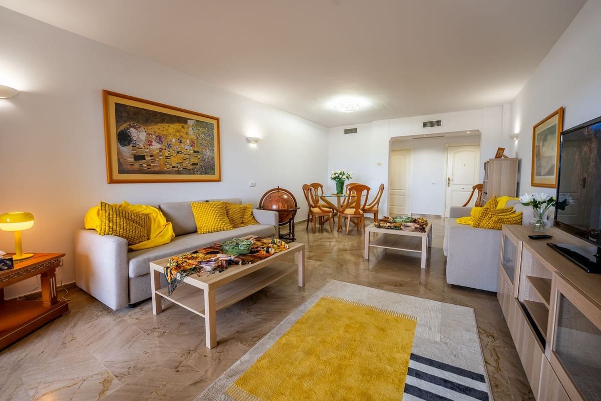 2 soverom Leilighet til leie i Nueva Andalucia med svømmebasseng garasje - € 2 500 (Ref: 9981595)