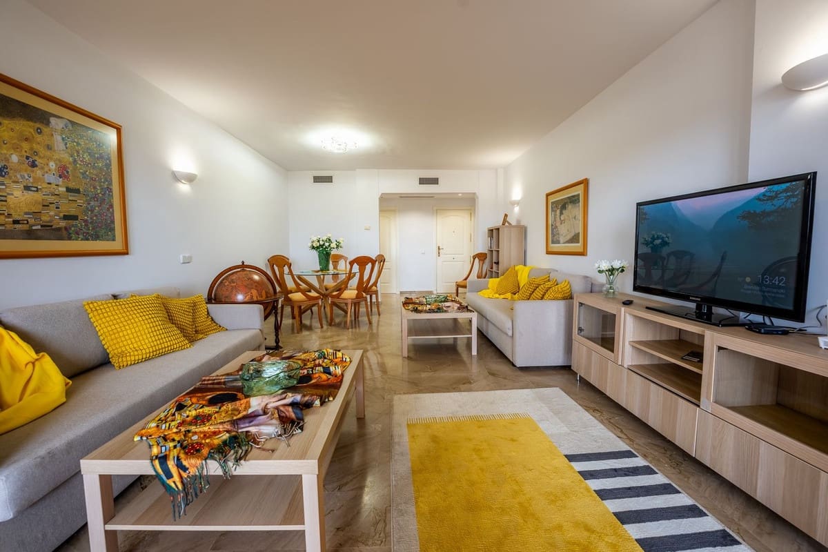 2 soverom Leilighet til leie i Nueva Andalucia med svømmebasseng garasje - € 2 500 (Ref: 9981595)