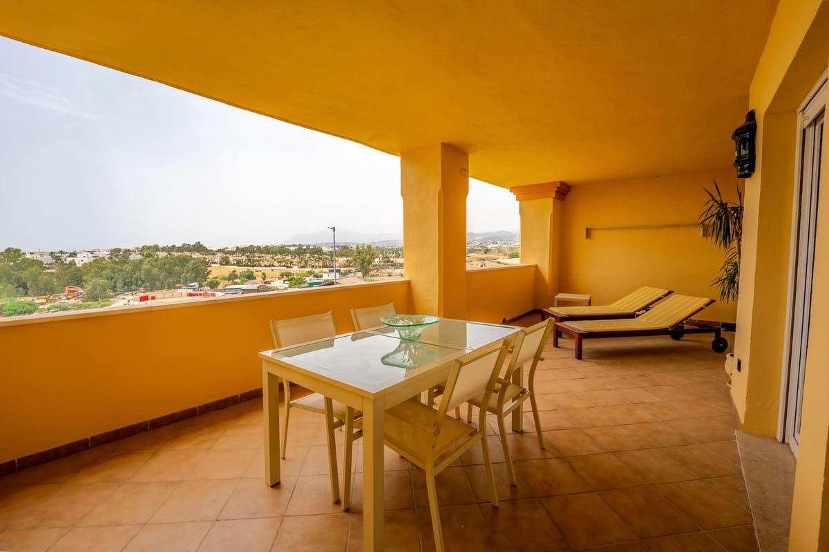 2 soverom Leilighet til leie i Nueva Andalucia med svømmebasseng garasje - € 2 500 (Ref: 9981595)