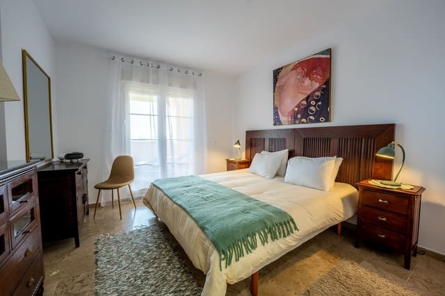 2 soverom Leilighet til leie i Nueva Andalucia, Marbella med svømmebasseng garasje - € 2 500 (Ref: 9981595)