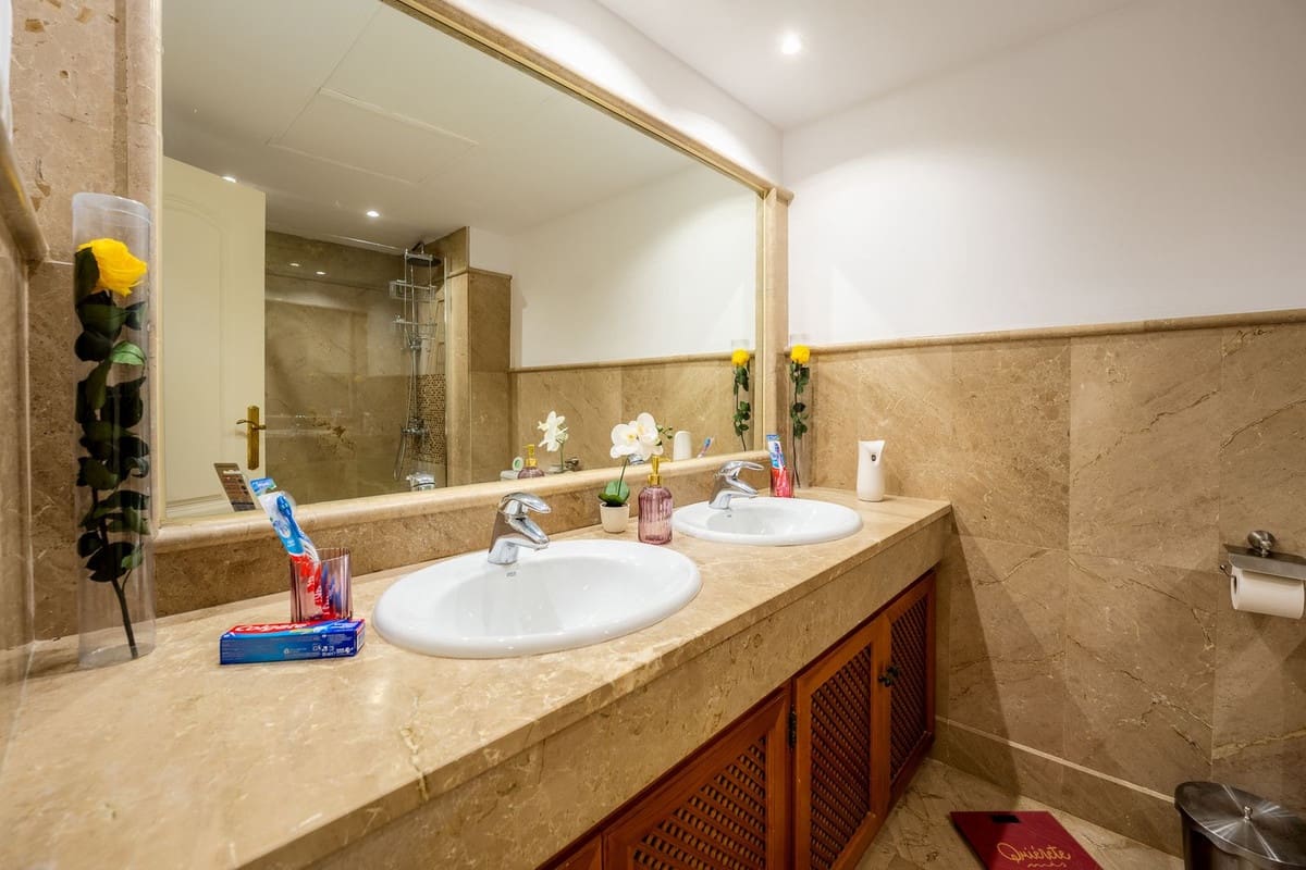 2 soverom Leilighet til leie i Nueva Andalucia med svømmebasseng garasje - € 2 500 (Ref: 9981595)