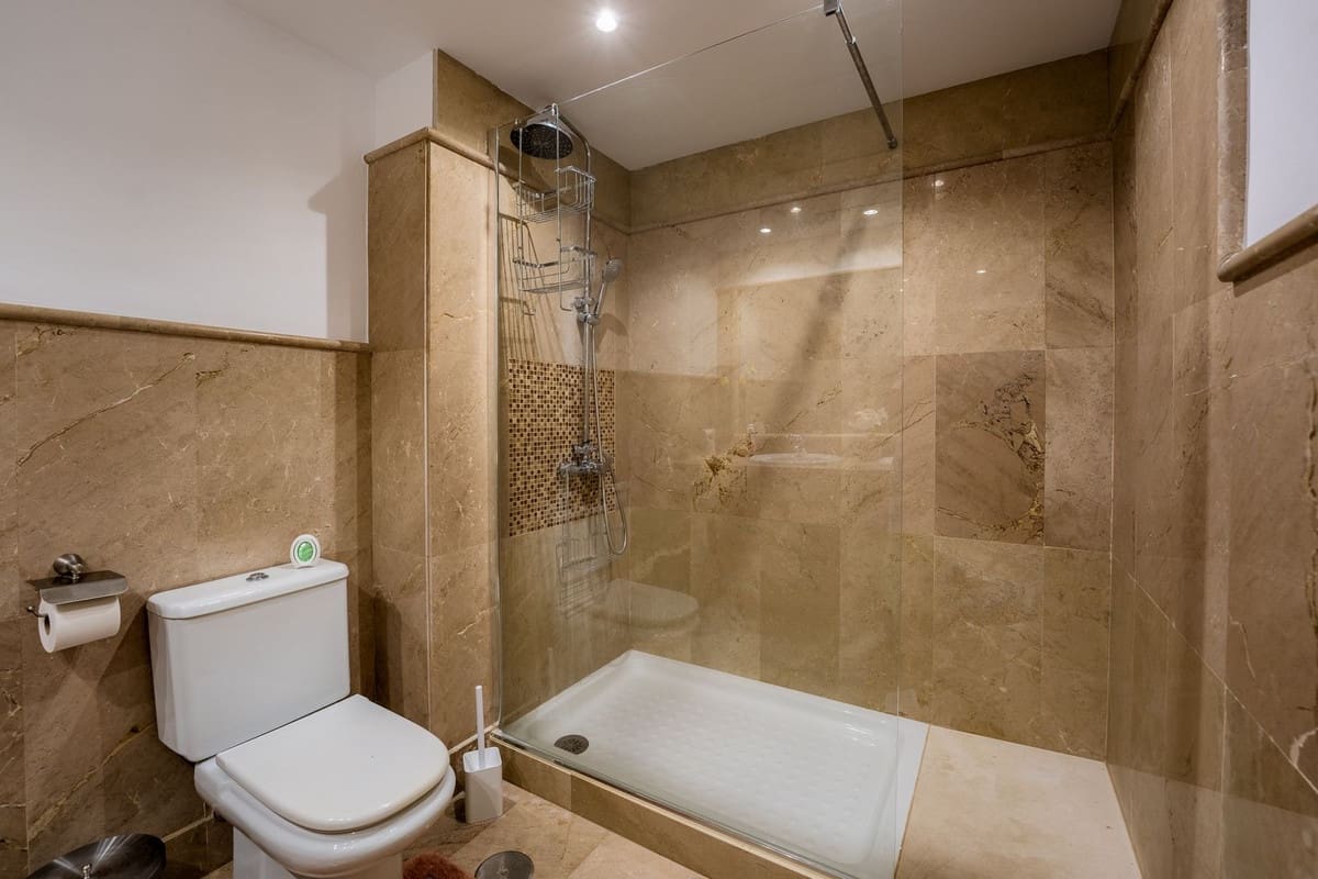 2 soverom Leilighet til leie i Nueva Andalucia med svømmebasseng garasje - € 2 500 (Ref: 9981595)