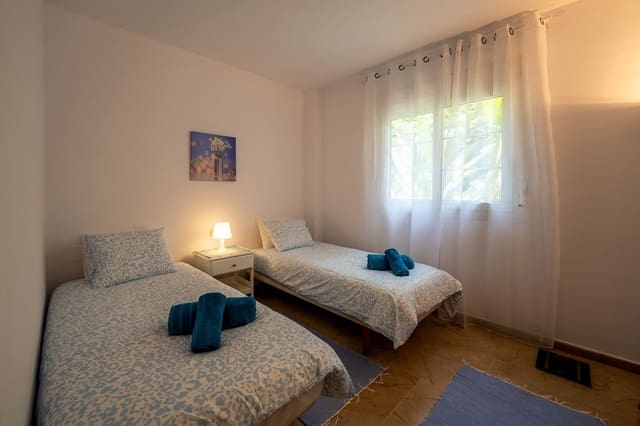 2 soverom Leilighet til leie i Nueva Andalucia, Marbella med svømmebasseng garasje - € 2 500 (Ref: 9981595)