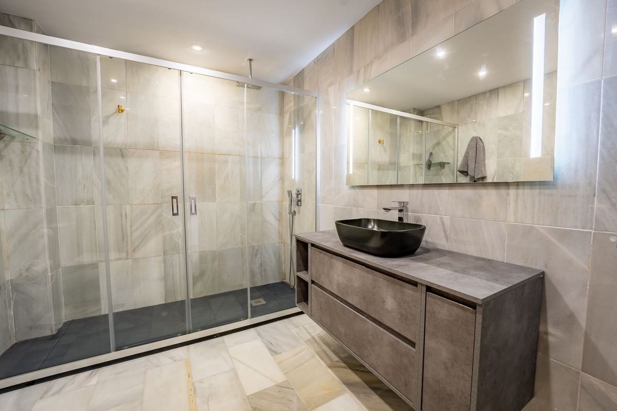 3 bedroom Apartment for rent in Estepona with garage - € 3,750 (Ref: 9981596)