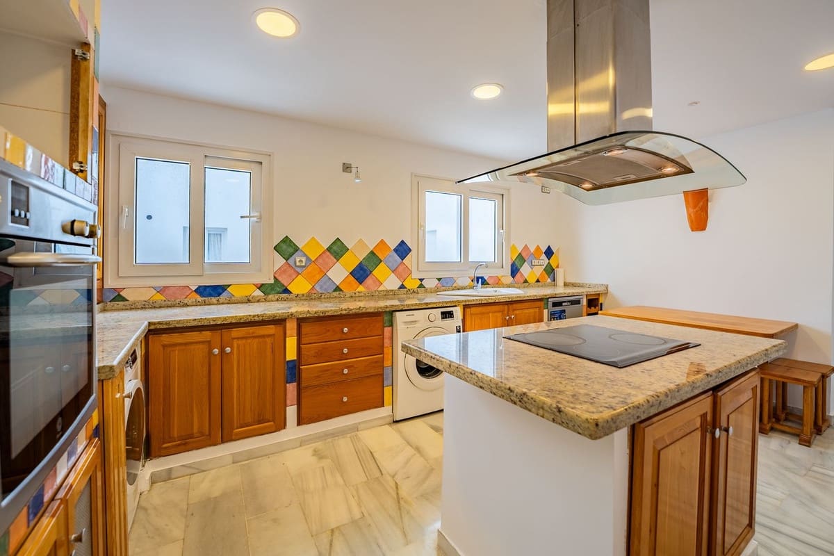 3 bedroom Apartment for rent in Estepona with garage - € 3,750 (Ref: 9981596)
