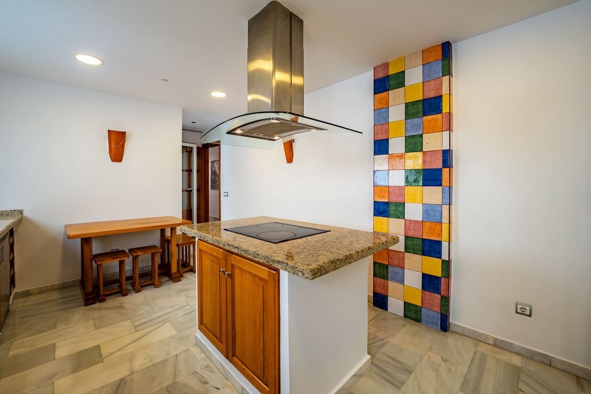3 bedroom Apartment for rent in Estepona with garage - € 3,750 (Ref: 9981596)