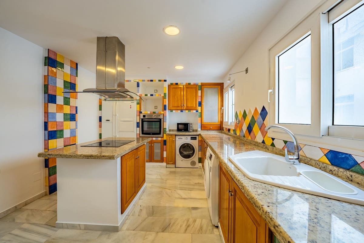 3 bedroom Apartment for rent in Estepona with garage - € 3,750 (Ref: 9981596)