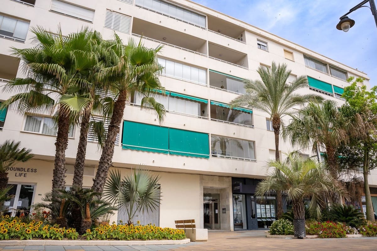 3 bedroom Apartment for rent in Estepona with garage - € 3,750 (Ref: 9981596)
