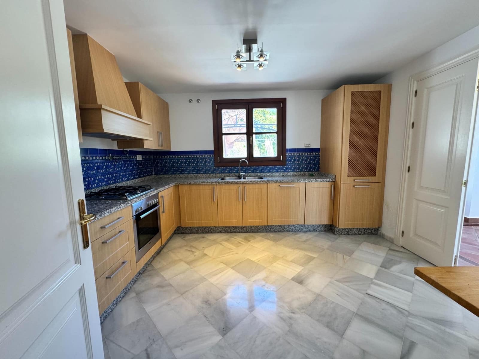 3 bedroom Terraced Villa for sale in Benahavis with pool garage - € 700,000 (Ref: 8951947)