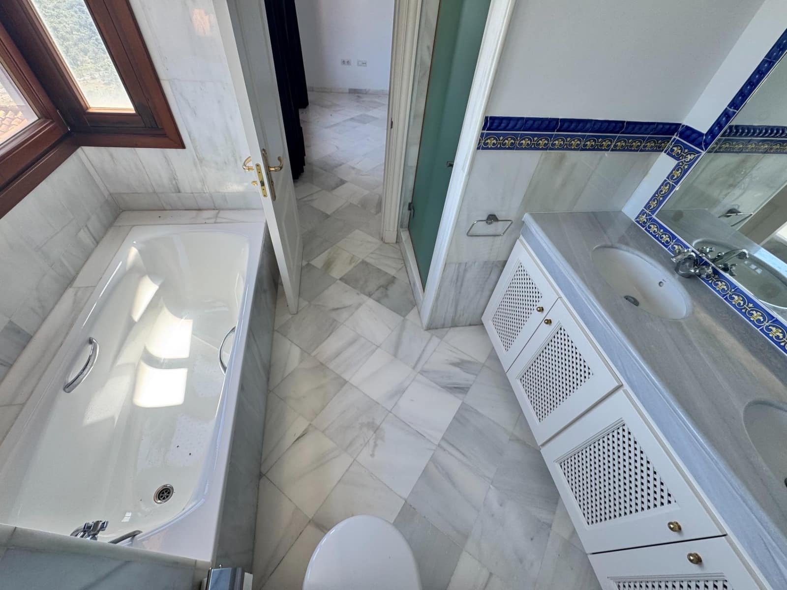 3 bedroom Terraced Villa for sale in Benahavis with pool garage - € 700,000 (Ref: 8951947)