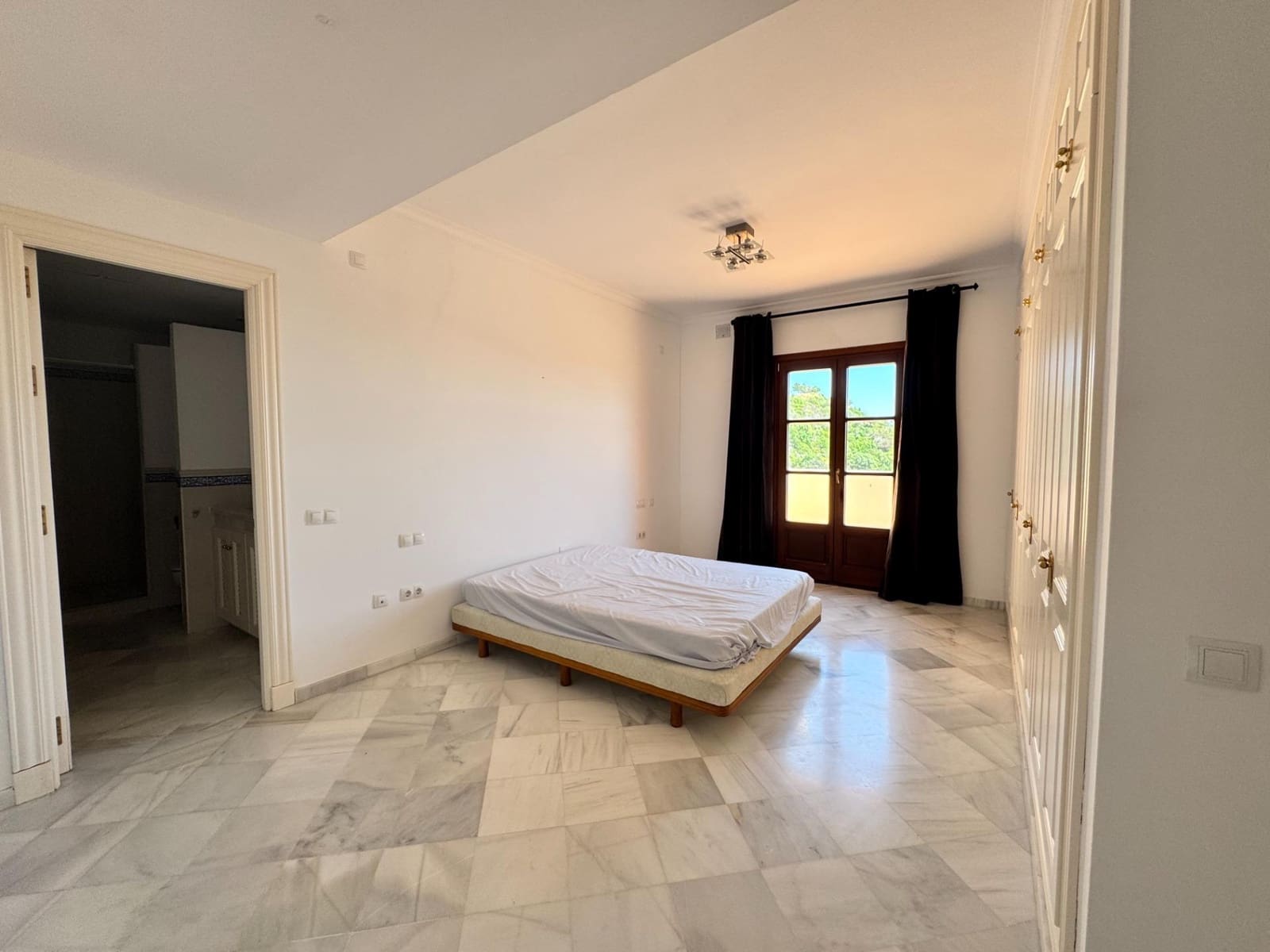 3 bedroom Terraced Villa for sale in Benahavis with pool garage - € 700,000 (Ref: 8951947)