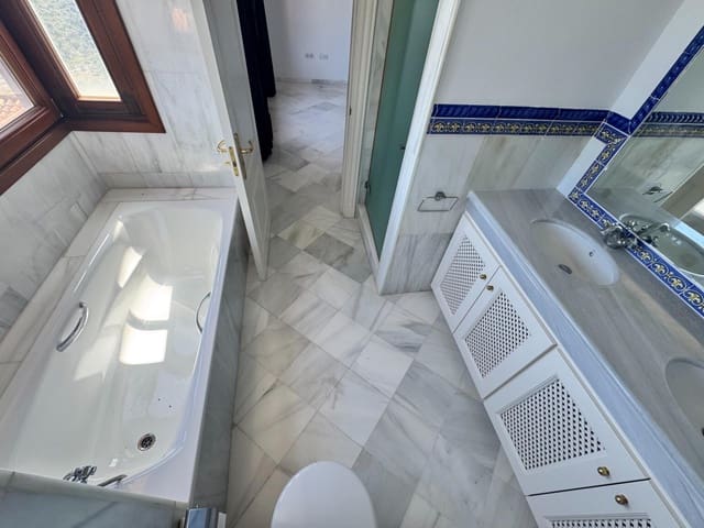 3 bedroom Terraced Villa for sale in Benahavís with pool garage - € 700,000 (Ref: 8951947)