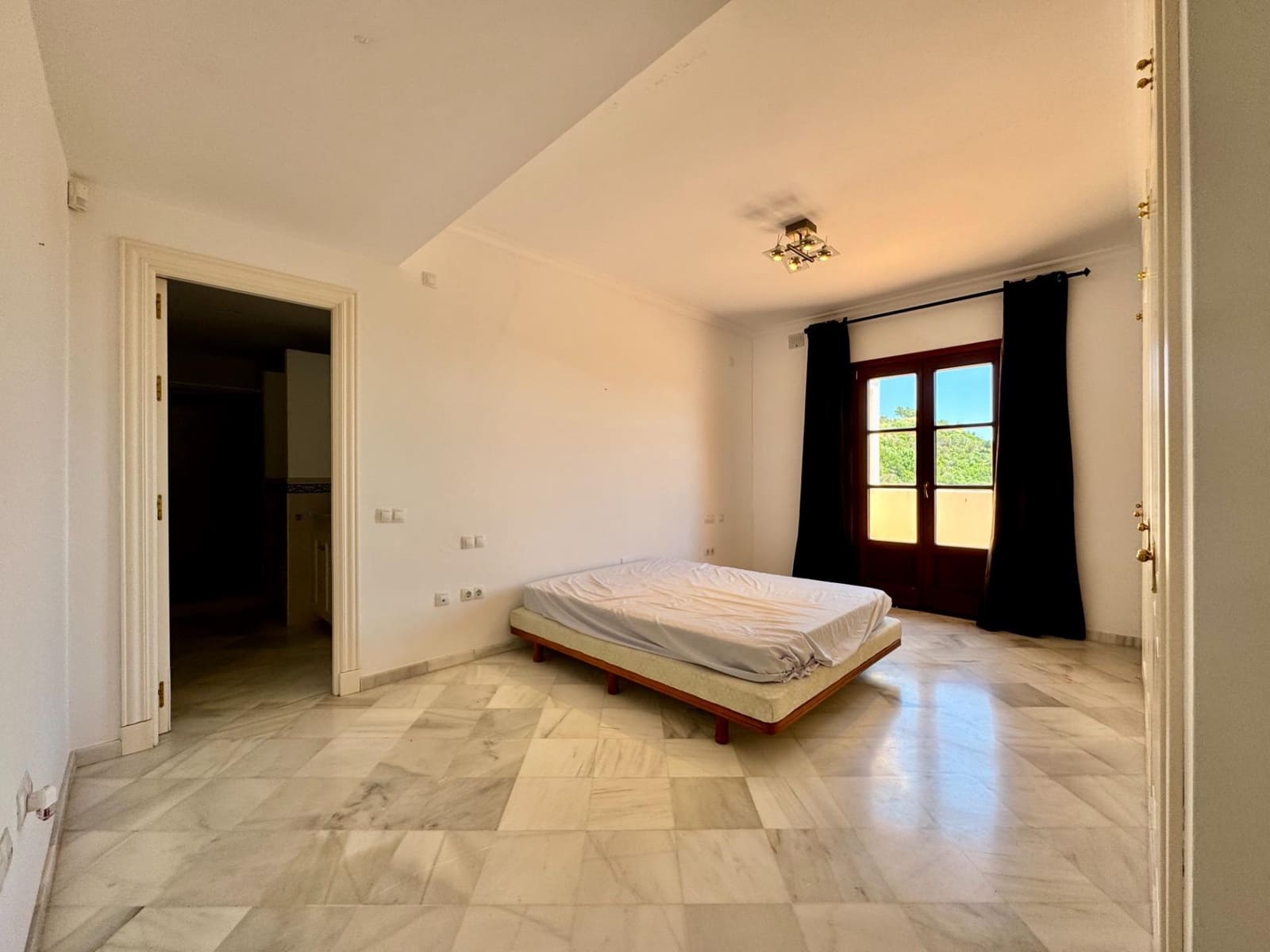 3 bedroom Terraced Villa for sale in Benahavis with pool garage - € 700,000 (Ref: 8951947)