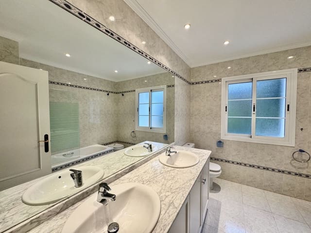 4 chambre Villa/Maison à vendre à Mijas avec piscine garage - 1 200 000 € (Ref: 8951949)