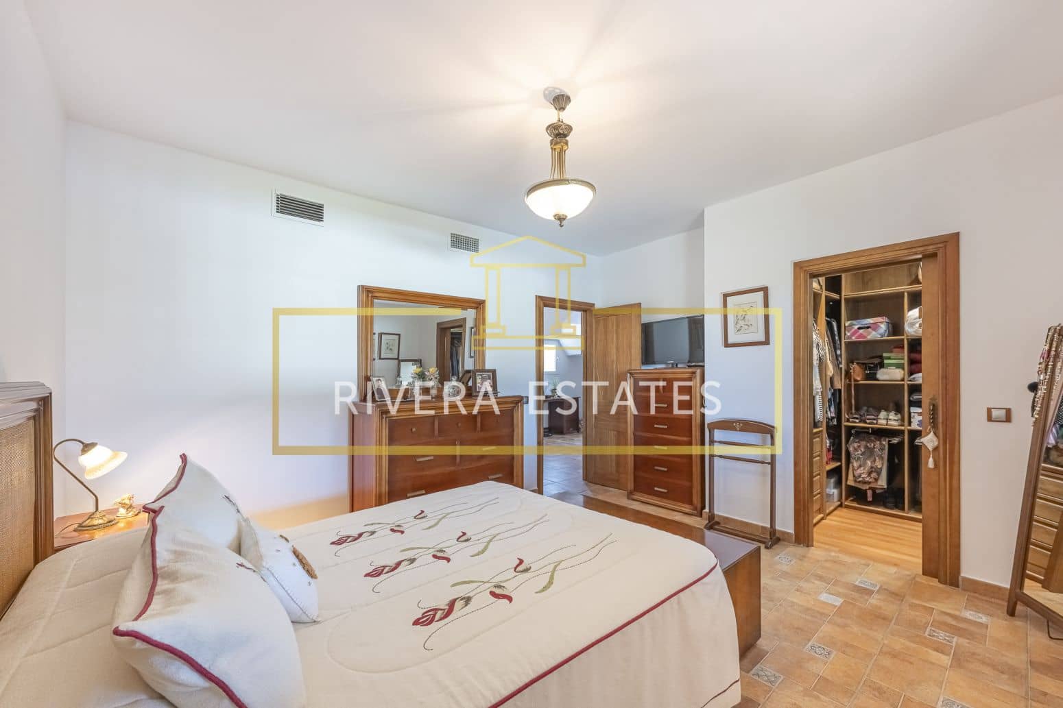 4 bedroom Villa for sale in Mijas with pool garage - € 890,000 (Ref: 8952667)