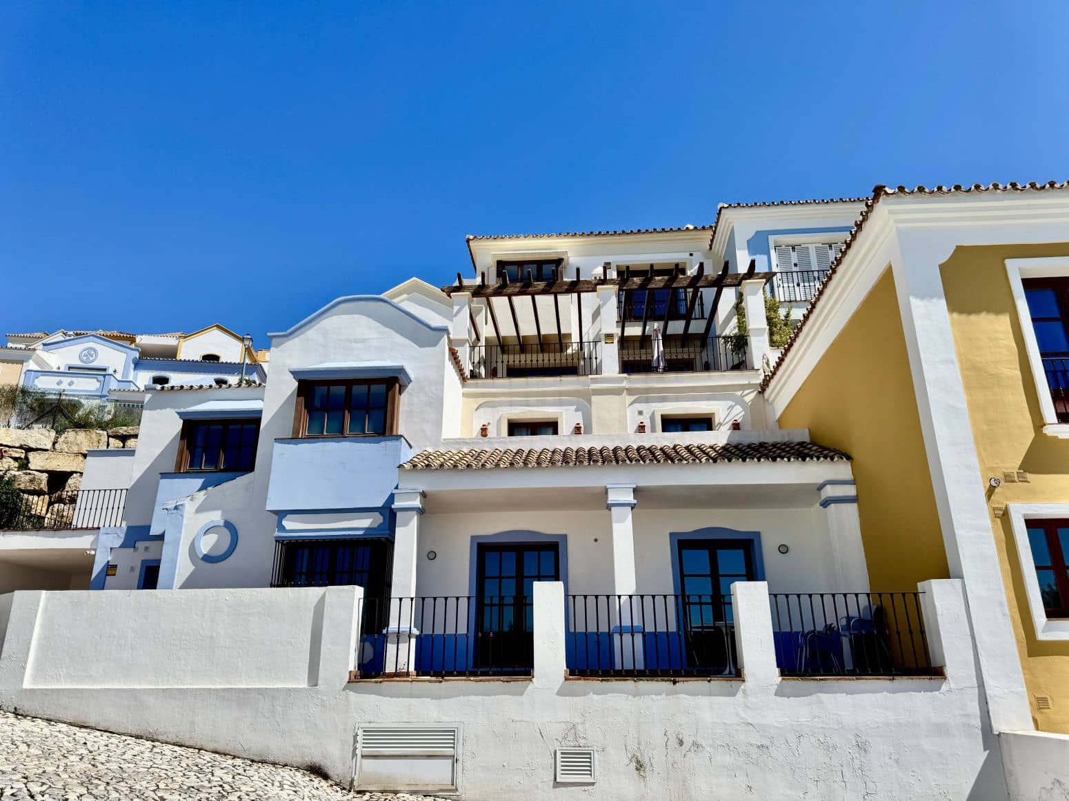 3 Zimmer Villa zu verkaufen in Benahavis mit Pool Garage - 750.000 € (Ref: 8952673)