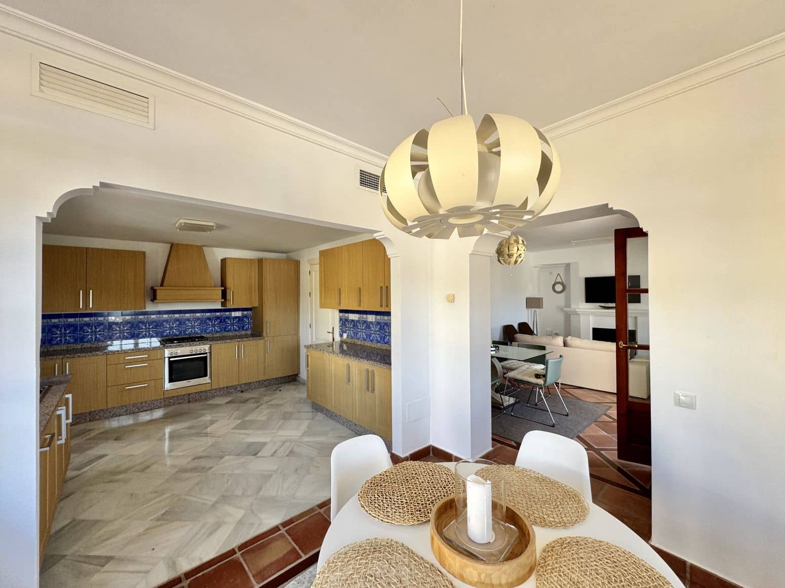 3 Zimmer Villa zu verkaufen in Benahavis mit Pool Garage - 750.000 € (Ref: 8952673)