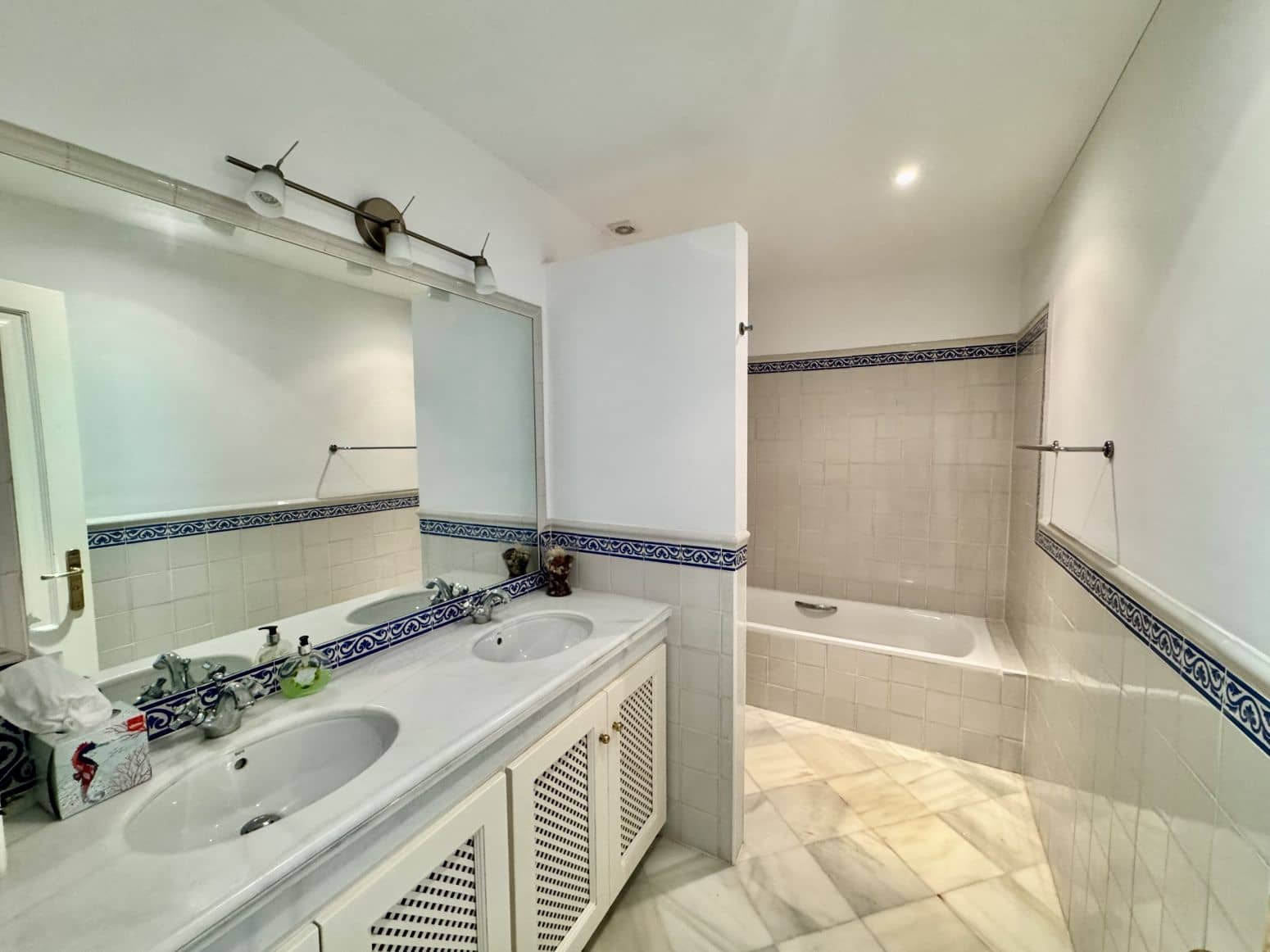 3 Zimmer Villa zu verkaufen in Benahavis mit Pool Garage - 750.000 € (Ref: 8952673)