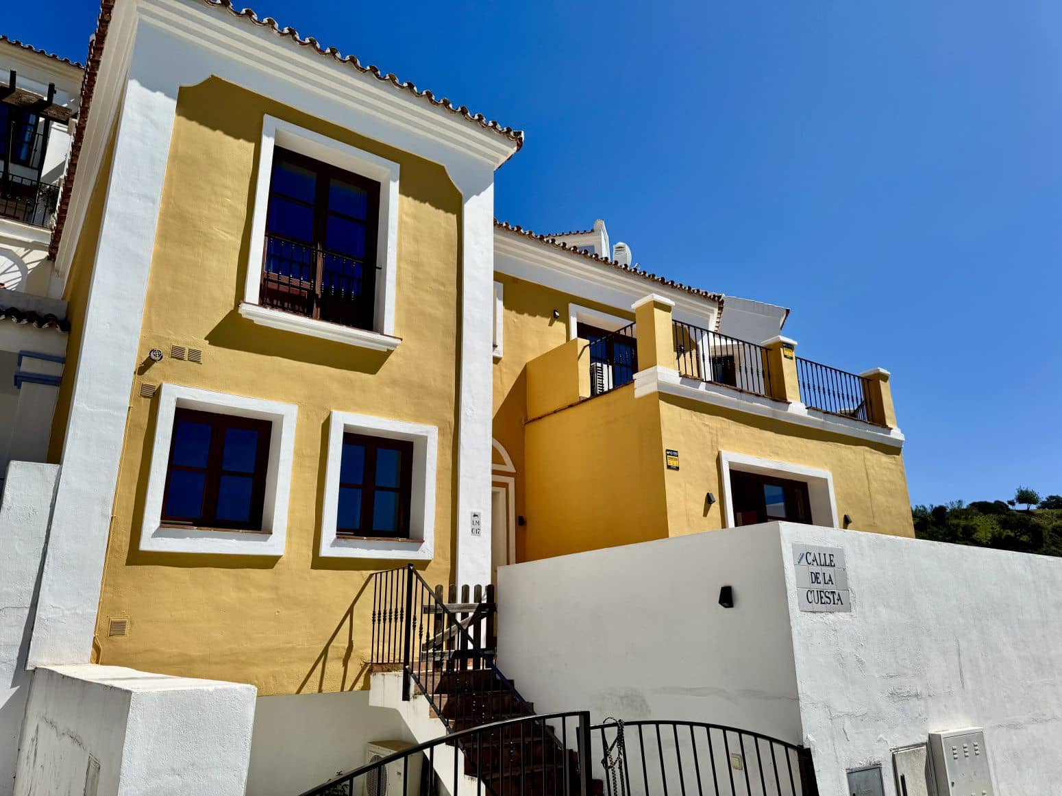 2 bedroom Villa for sale in Benahavis with pool garage - € 650,000 (Ref: 8952674)