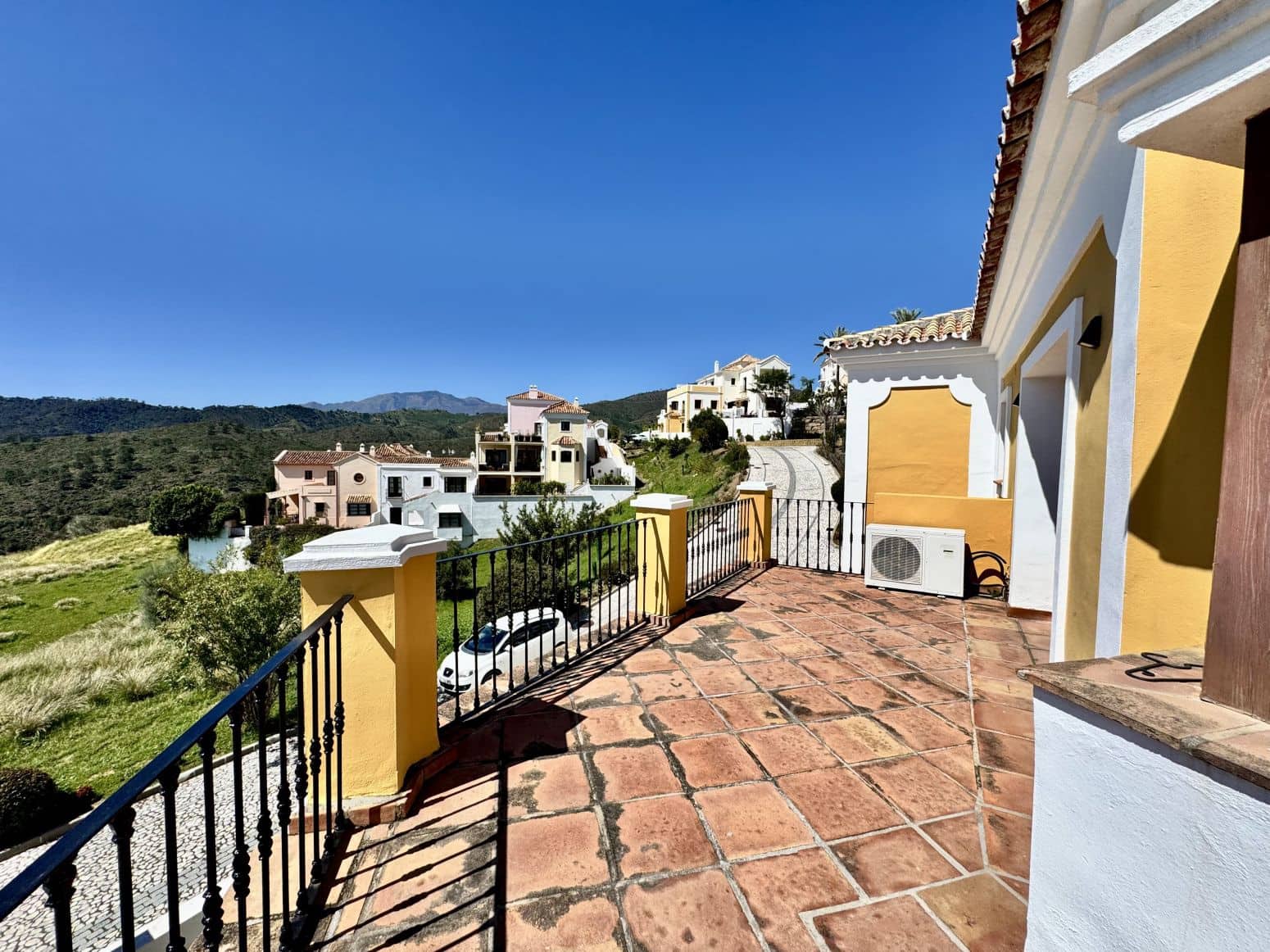 2 bedroom Villa for sale in Benahavis with pool garage - € 650,000 (Ref: 8952674)