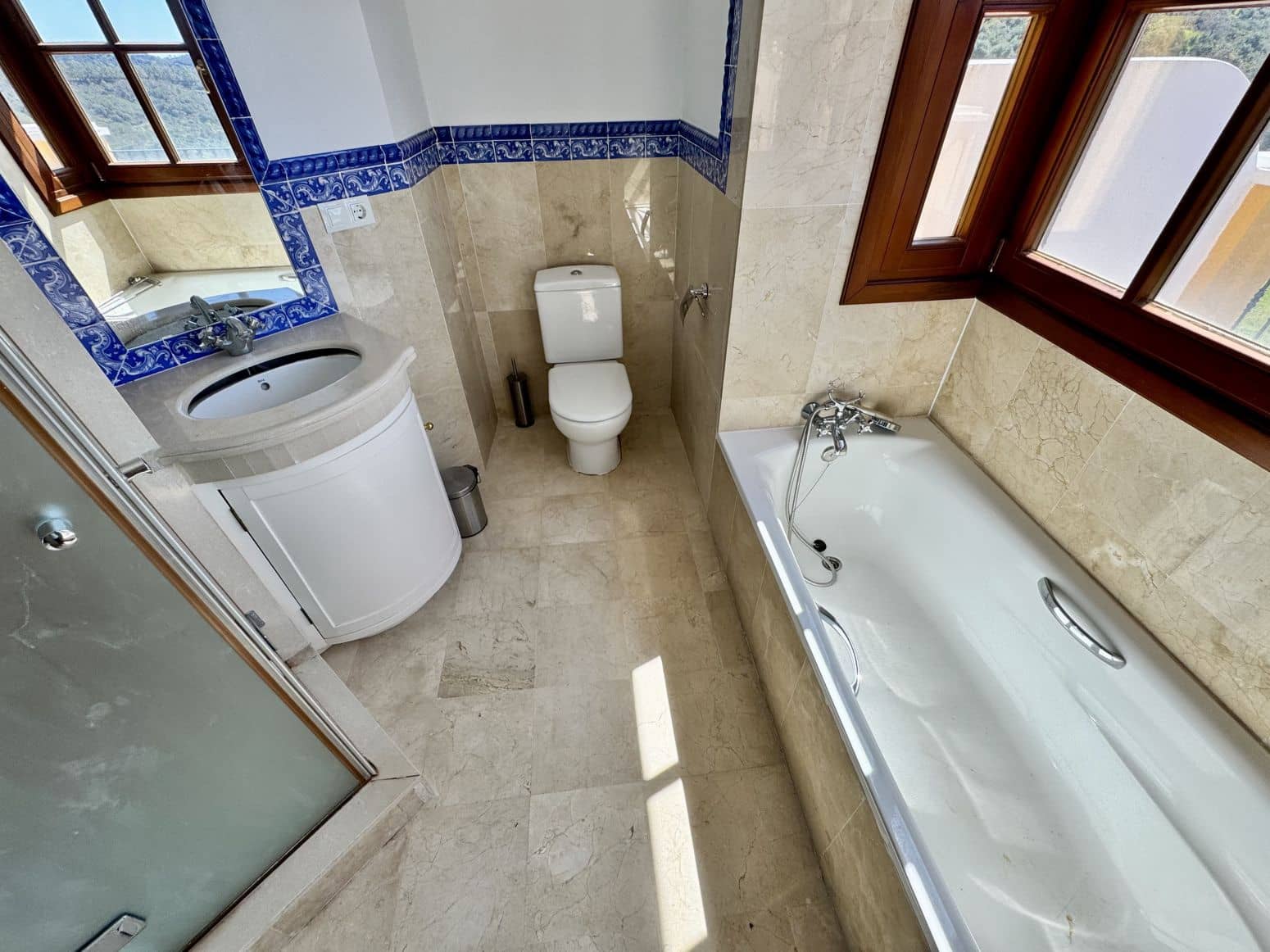 2 bedroom Villa for sale in Benahavis with pool garage - € 650,000 (Ref: 8952674)