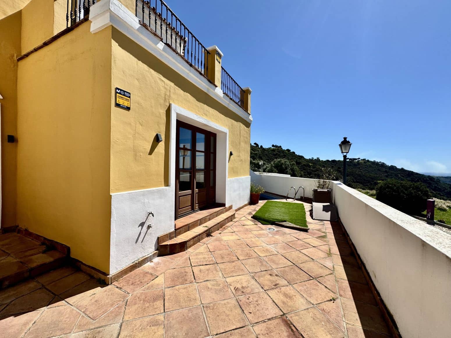 2 bedroom Villa for sale in Benahavis with pool garage - € 650,000 (Ref: 8952674)