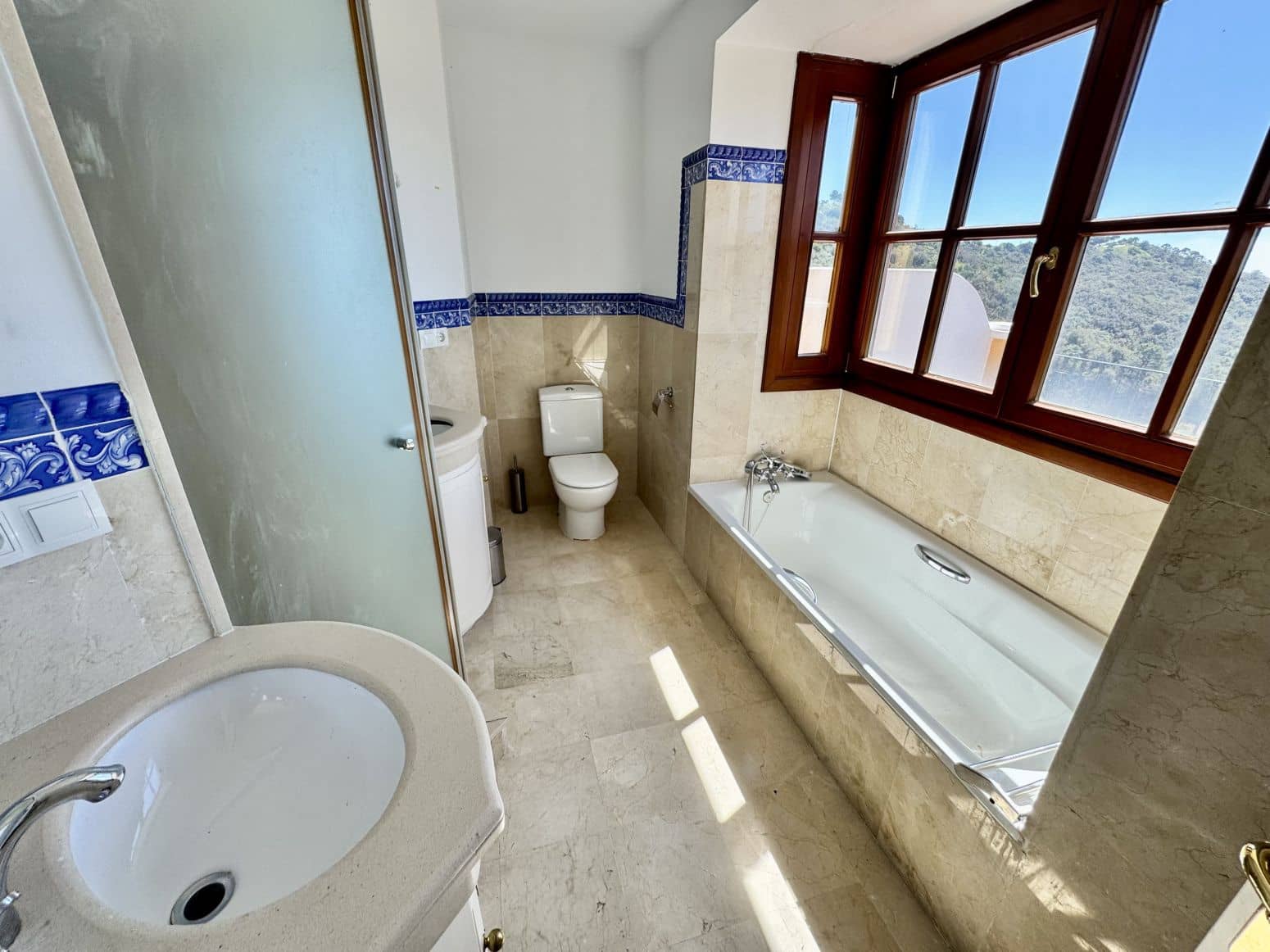 2 bedroom Villa for sale in Benahavis with pool garage - € 650,000 (Ref: 8952674)