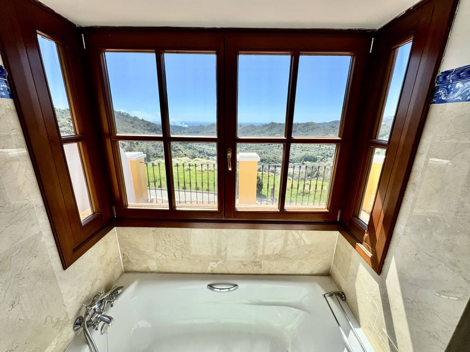 2 bedroom Villa for sale in Benahavis with pool garage - € 650,000 (Ref: 8952674)