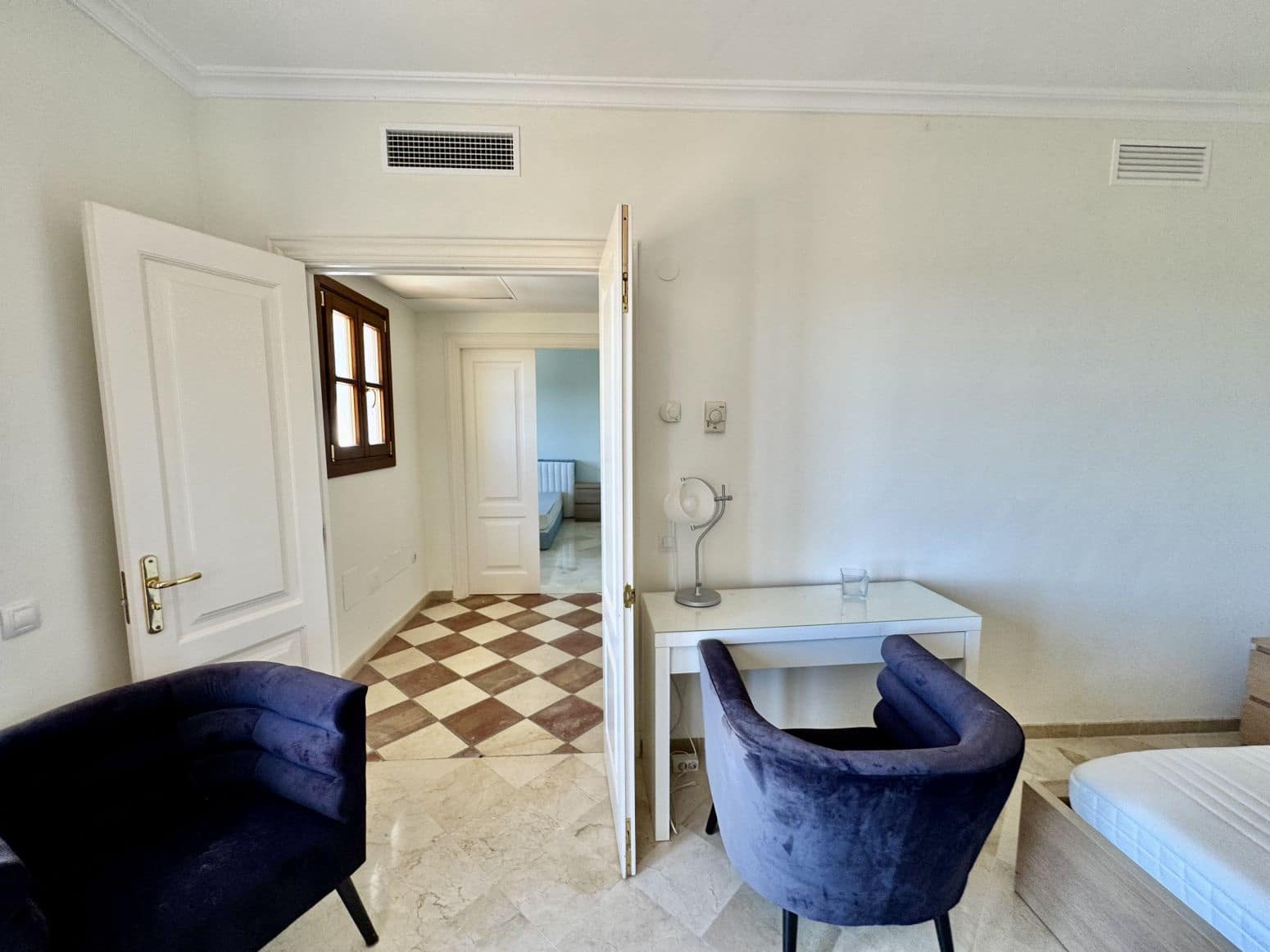 2 bedroom Villa for sale in Benahavis with pool garage - € 650,000 (Ref: 8952674)