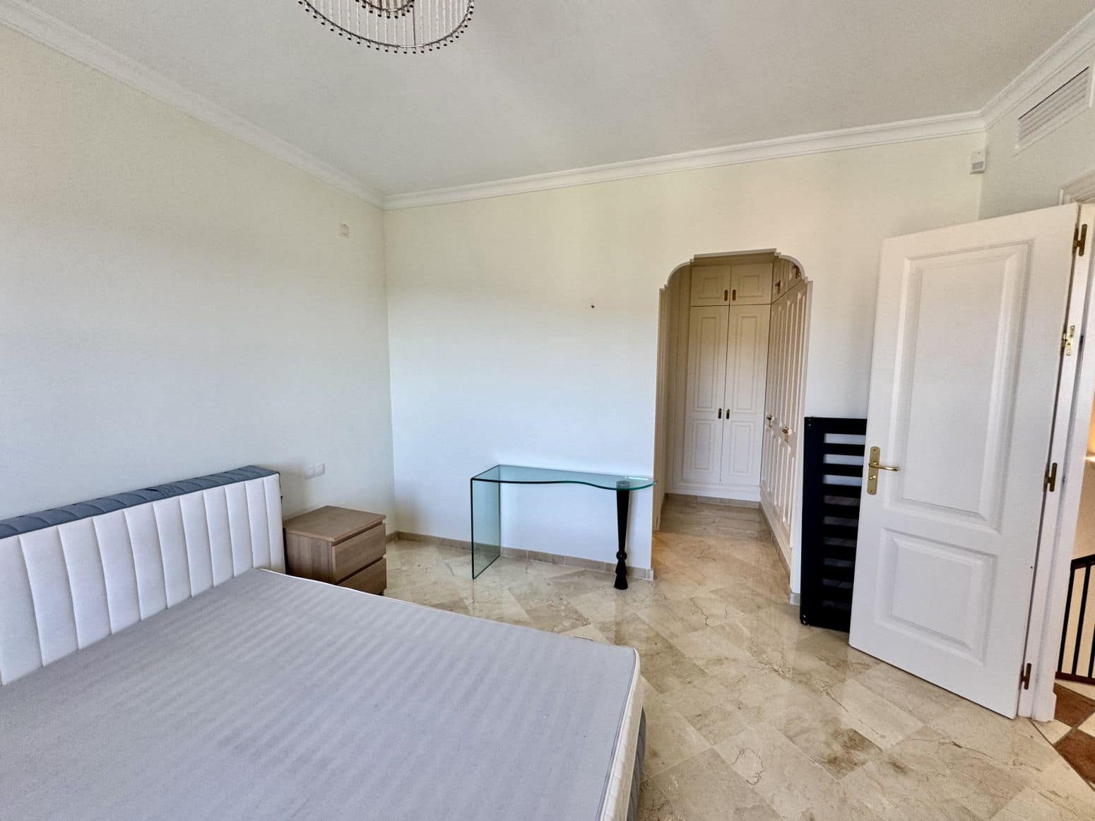 2 bedroom Villa for sale in Benahavis with pool garage - € 650,000 (Ref: 8952674)