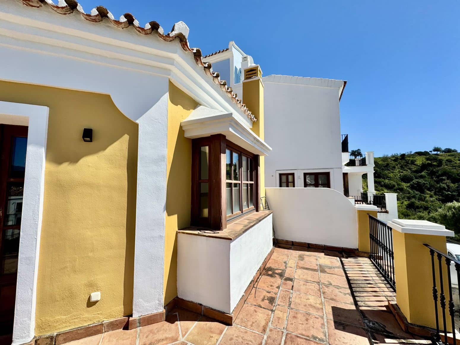 2 bedroom Villa for sale in Benahavis with pool garage - € 650,000 (Ref: 8952674)