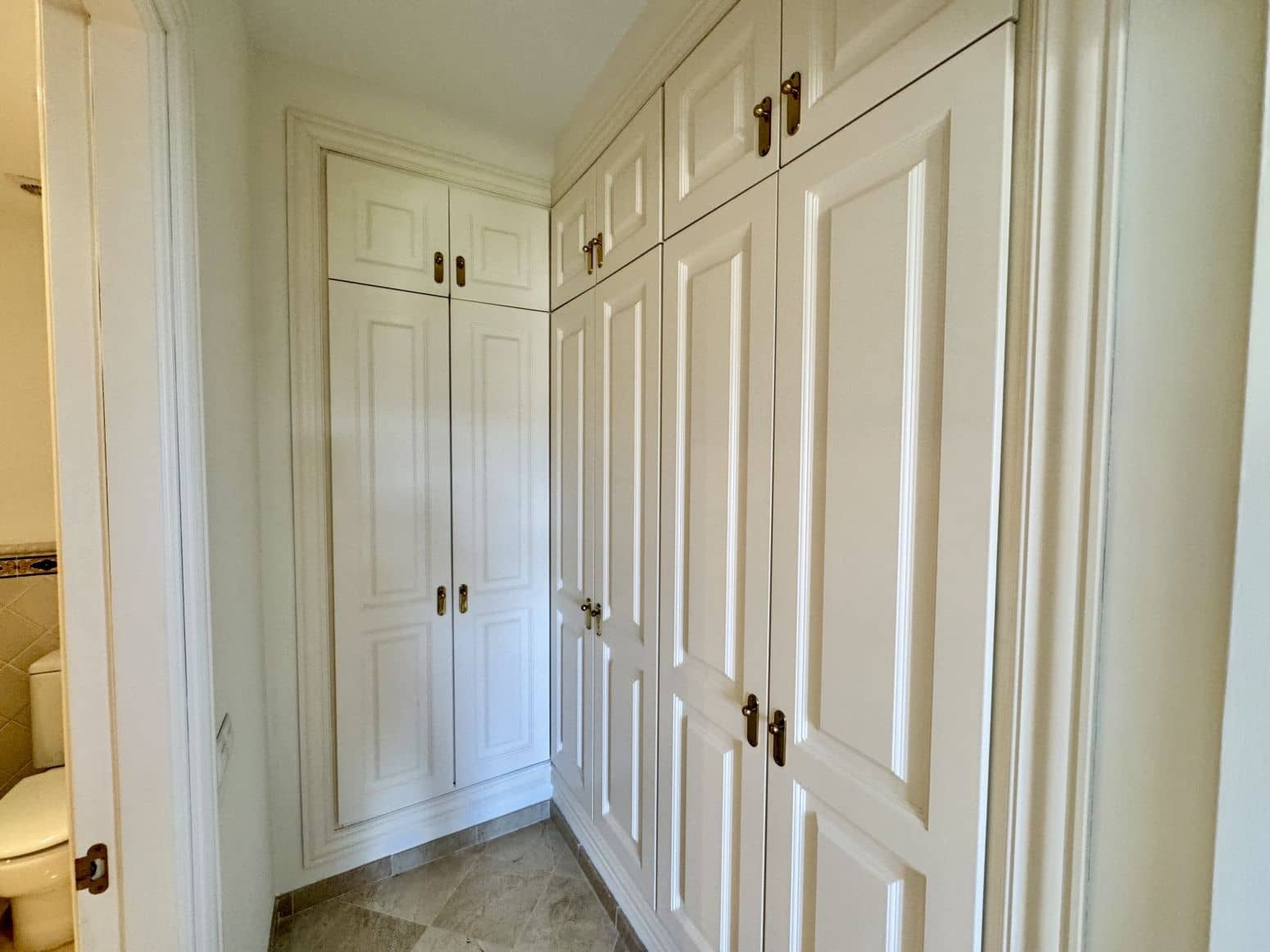 2 bedroom Villa for sale in Benahavis with pool garage - € 650,000 (Ref: 8952674)