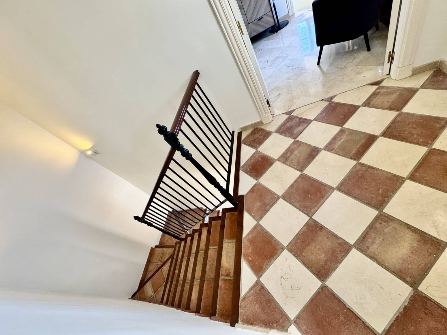 2 bedroom Villa for sale in Benahavis with pool garage - € 650,000 (Ref: 8952674)