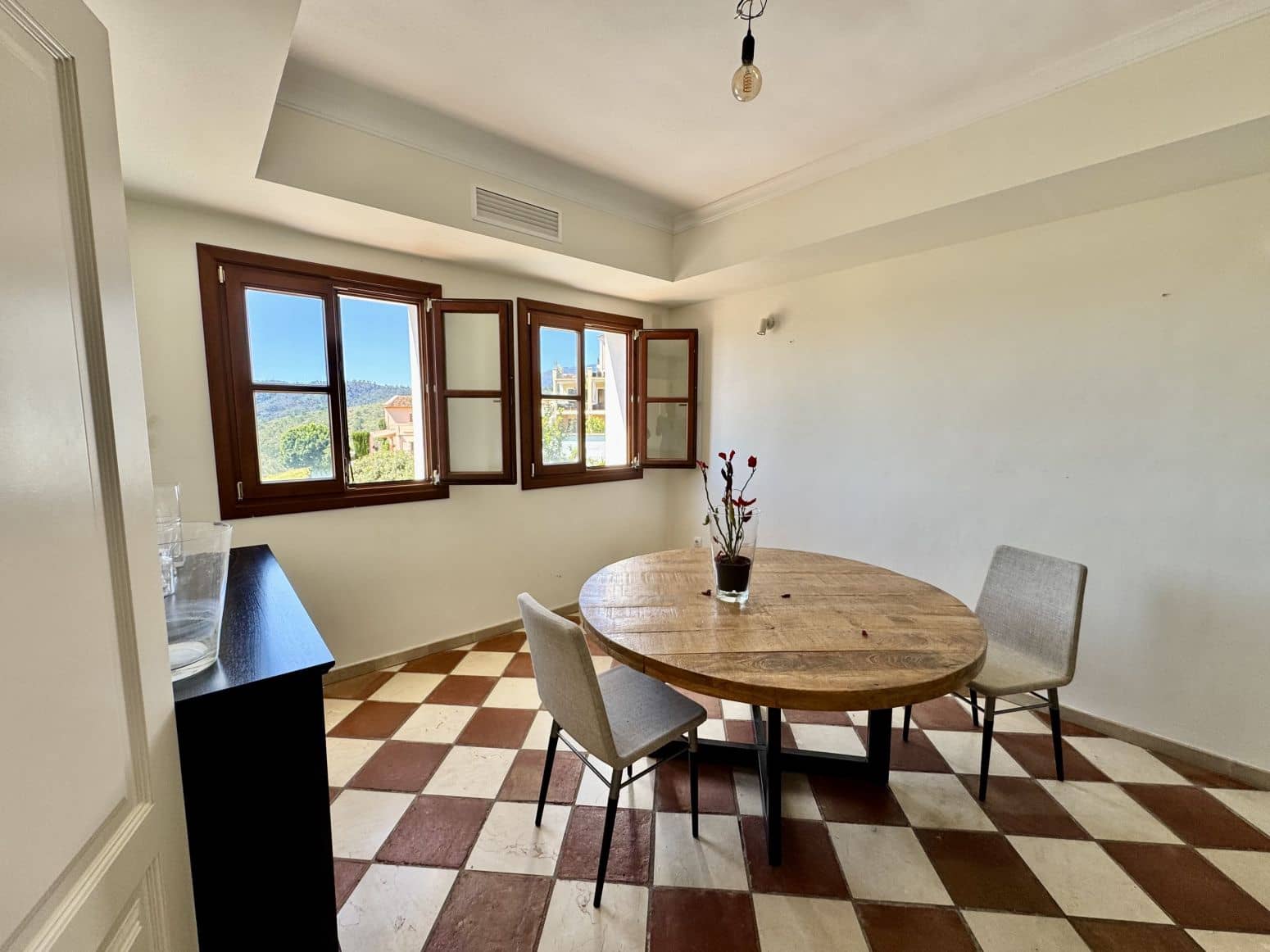 2 bedroom Villa for sale in Benahavis with pool garage - € 650,000 (Ref: 8952674)