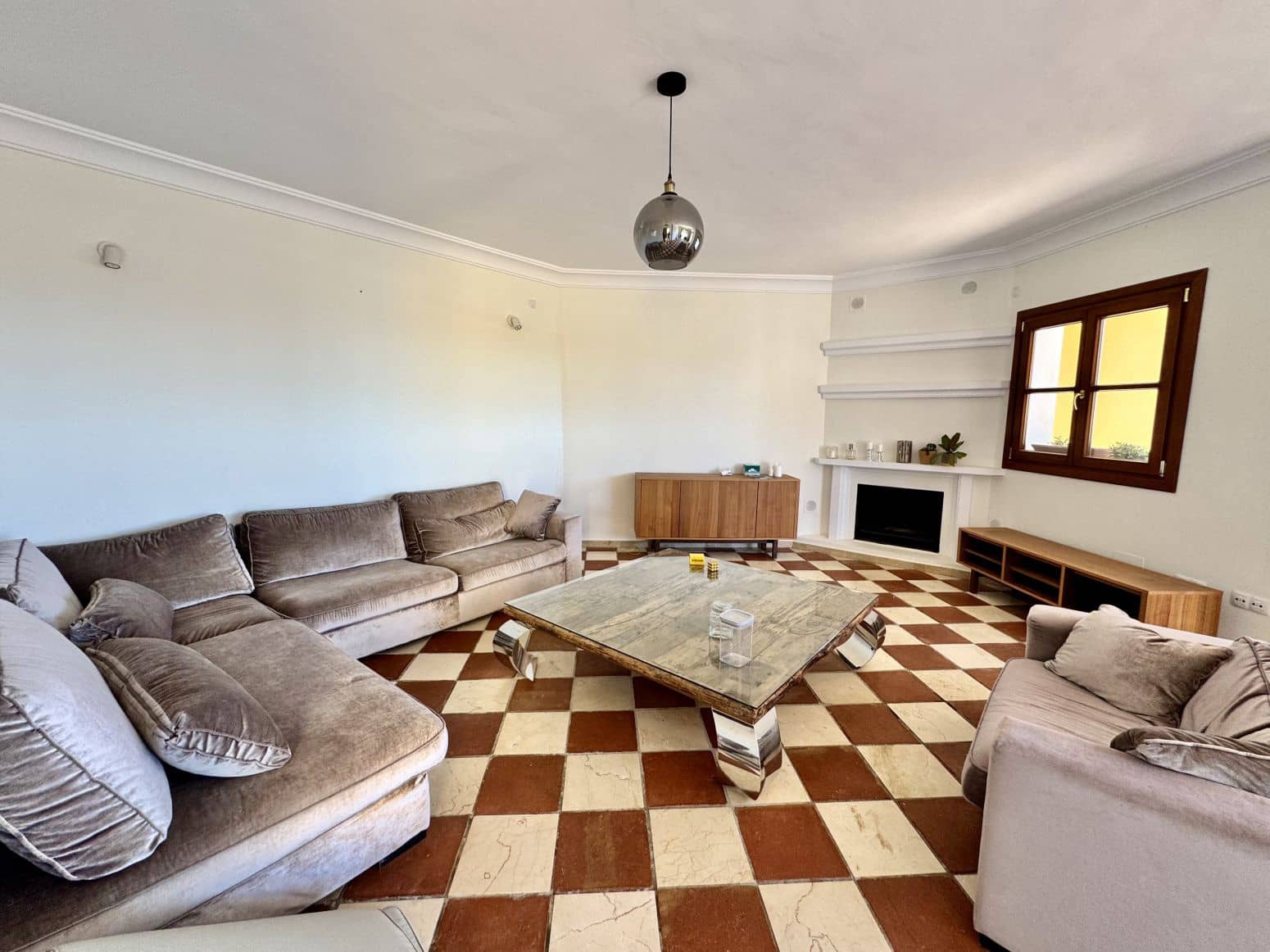 2 bedroom Villa for sale in Benahavis with pool garage - € 650,000 (Ref: 8952674)