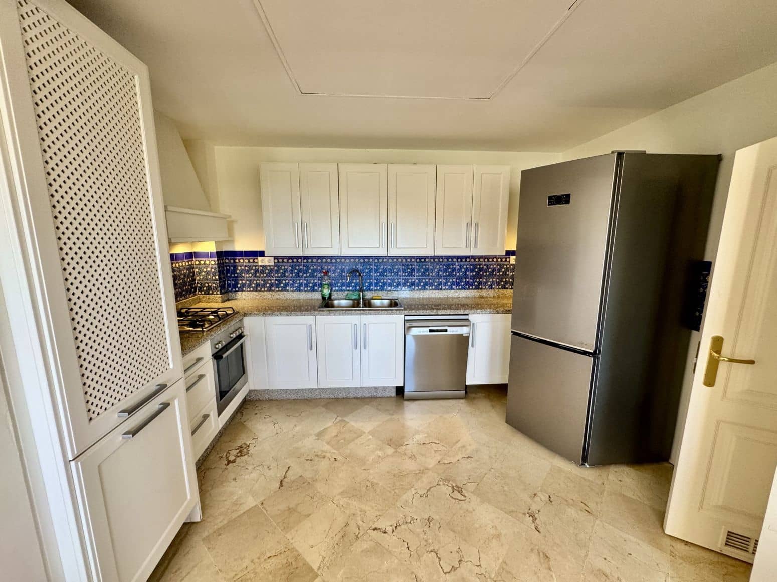 2 bedroom Villa for sale in Benahavis with pool garage - € 650,000 (Ref: 8952674)