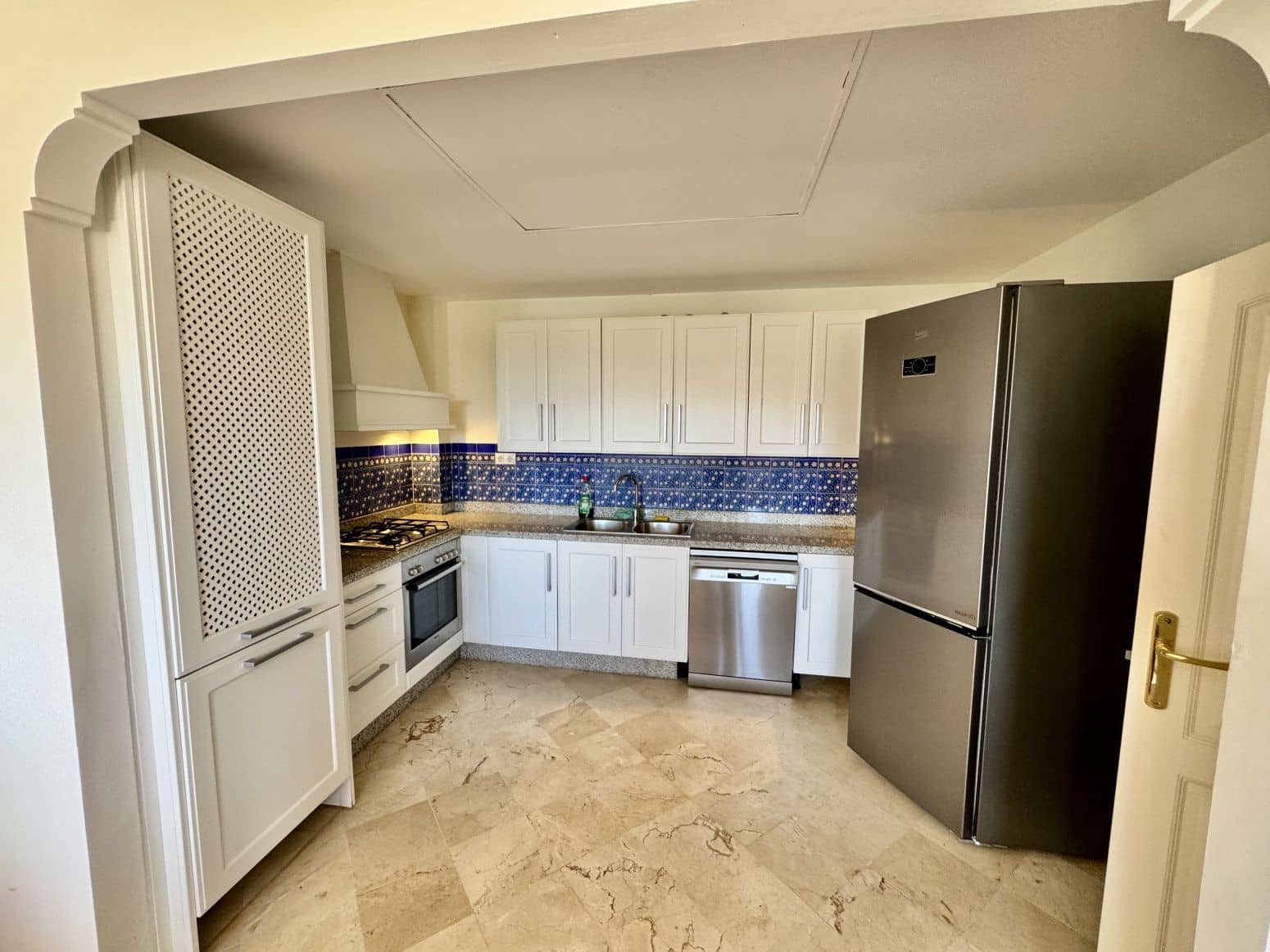 2 bedroom Villa for sale in Benahavis with pool garage - € 650,000 (Ref: 8952674)