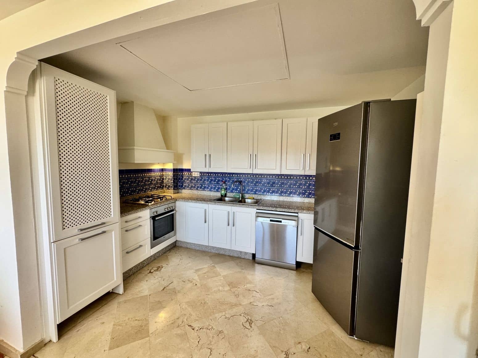 2 bedroom Villa for sale in Benahavis with pool garage - € 650,000 (Ref: 8952674)