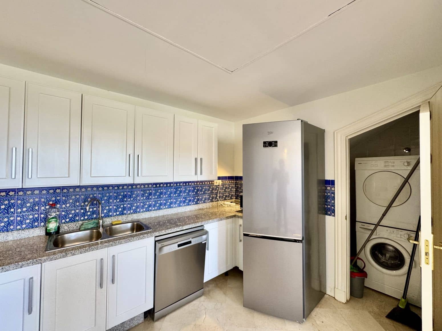 2 bedroom Villa for sale in Benahavis with pool garage - € 650,000 (Ref: 8952674)