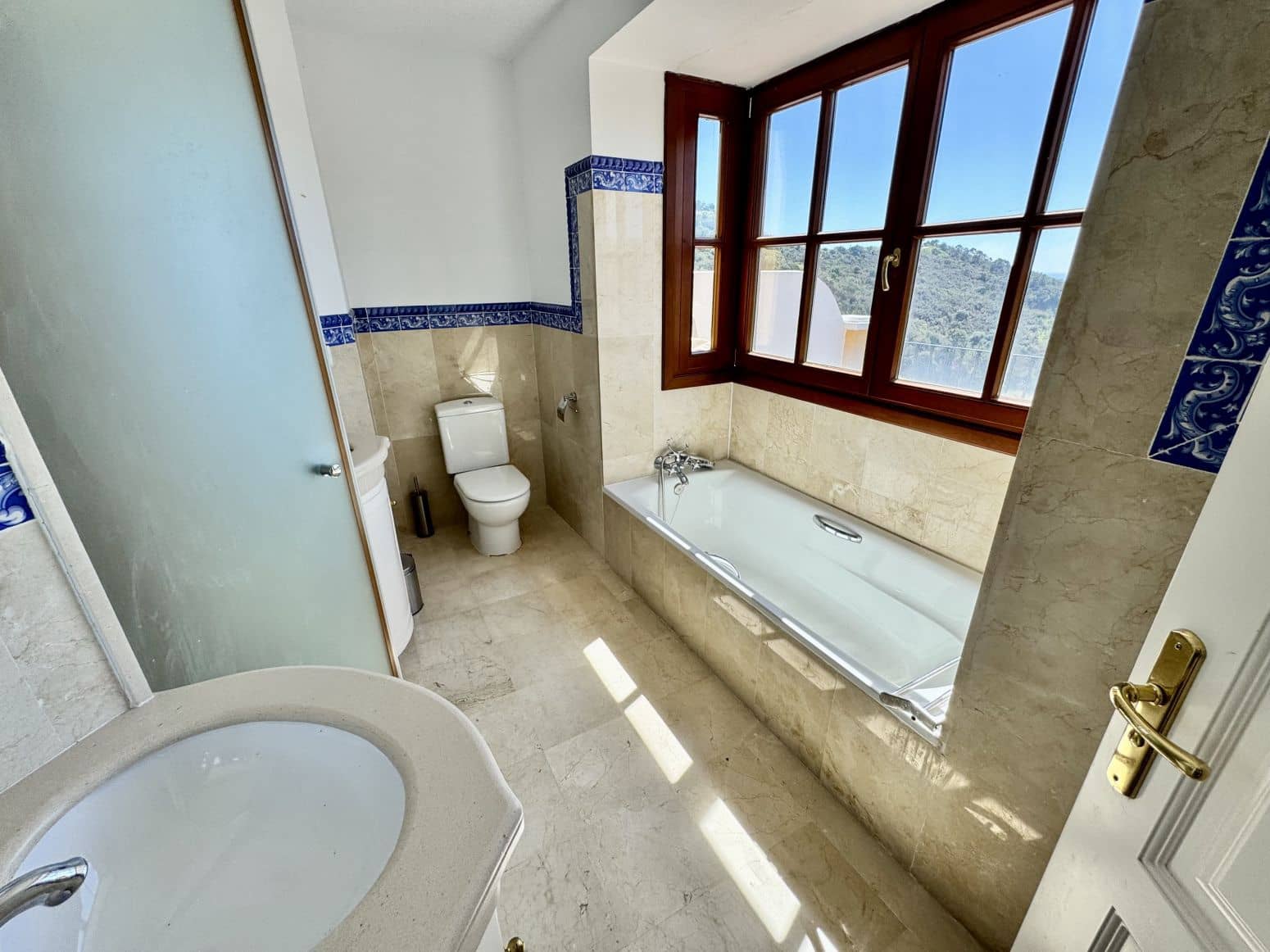 2 bedroom Villa for sale in Benahavis with pool garage - € 650,000 (Ref: 8952674)