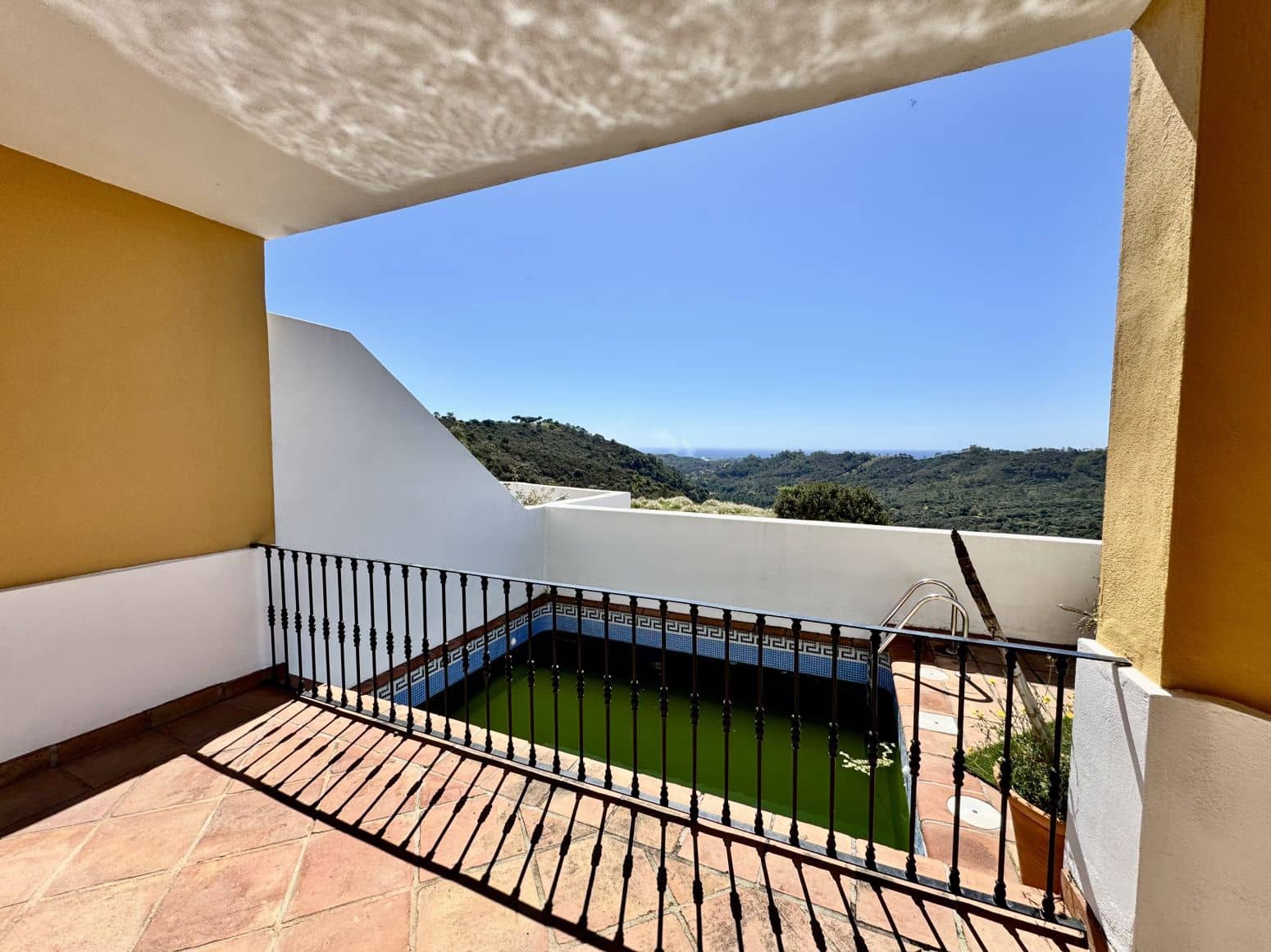 2 bedroom Villa for sale in Benahavis with pool garage - € 650,000 (Ref: 8952674)