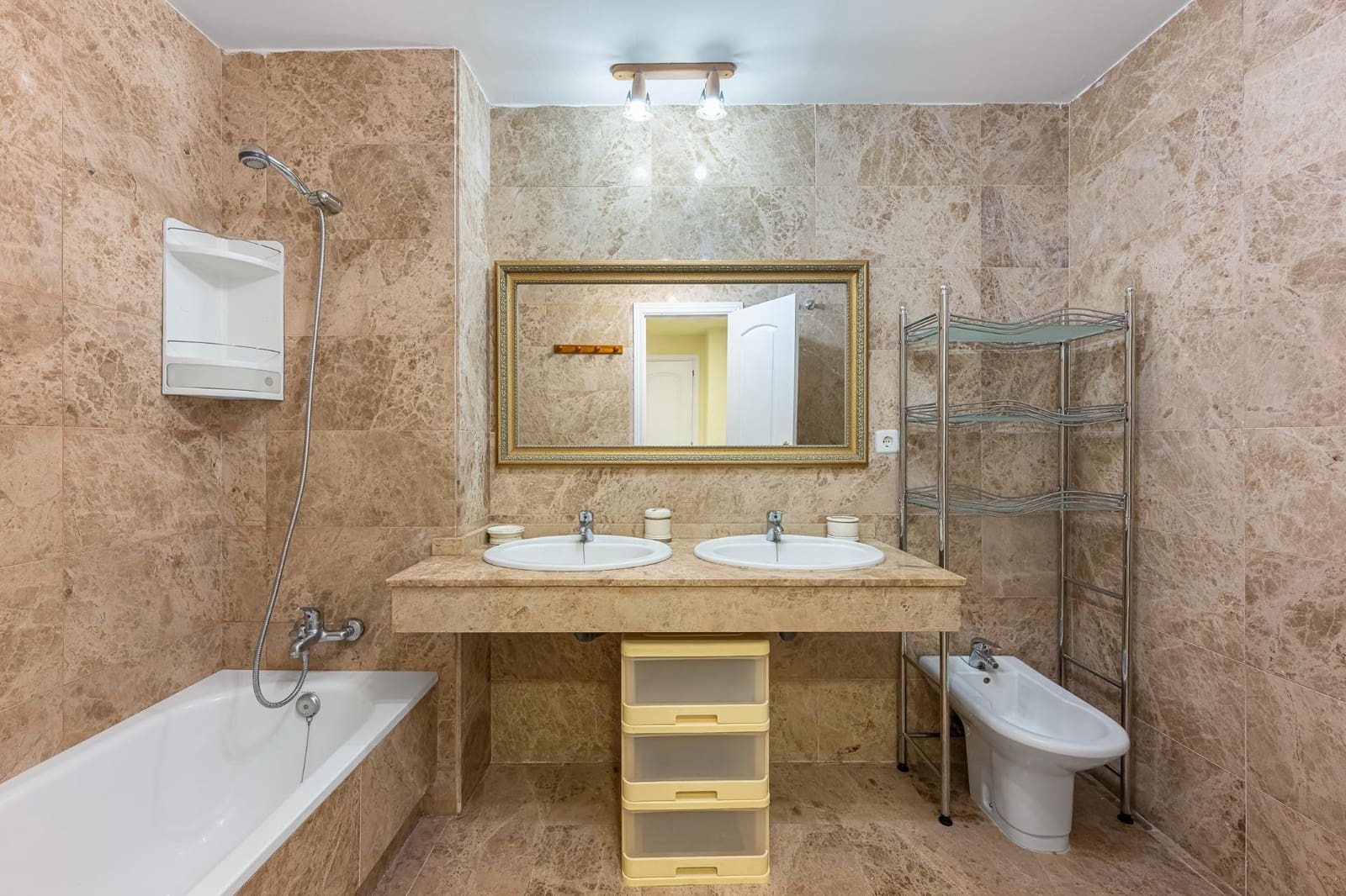 Piso de 3 habitaciones en Marbella en venta con piscina garaje - 567.500 € (Ref: 9433635)