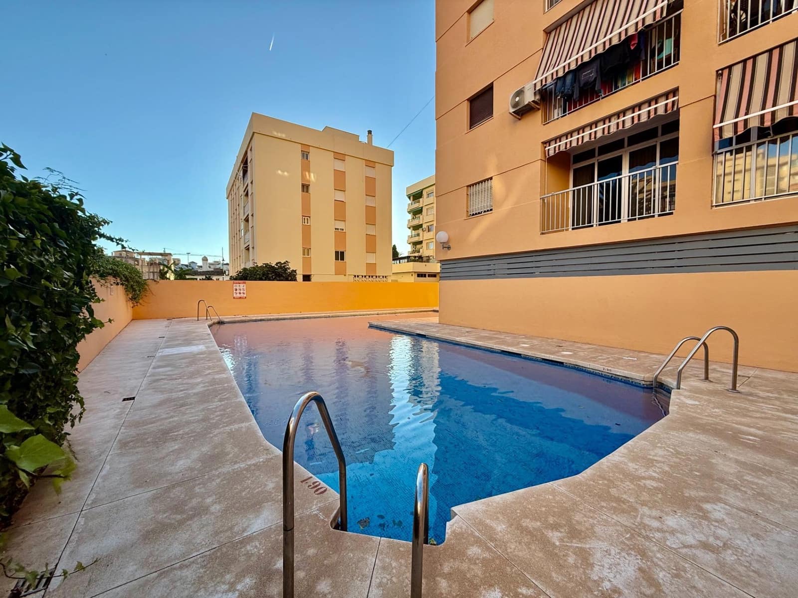 Piso de 3 habitaciones en Fuengirola en venta con piscina - 350.000 € (Ref: 9433637)