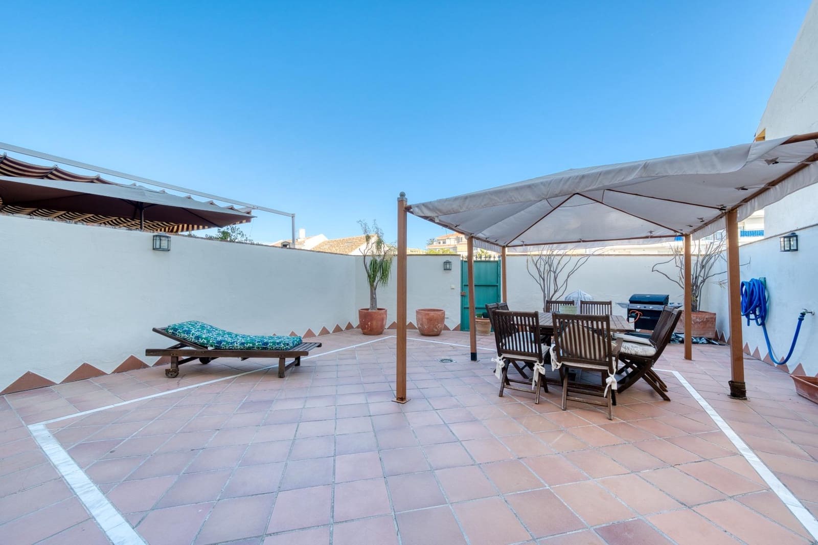 3 slaapkamer Rijtjeshuis te koop in Fuengirola met garage - € 940.000 (Ref: 9451129)