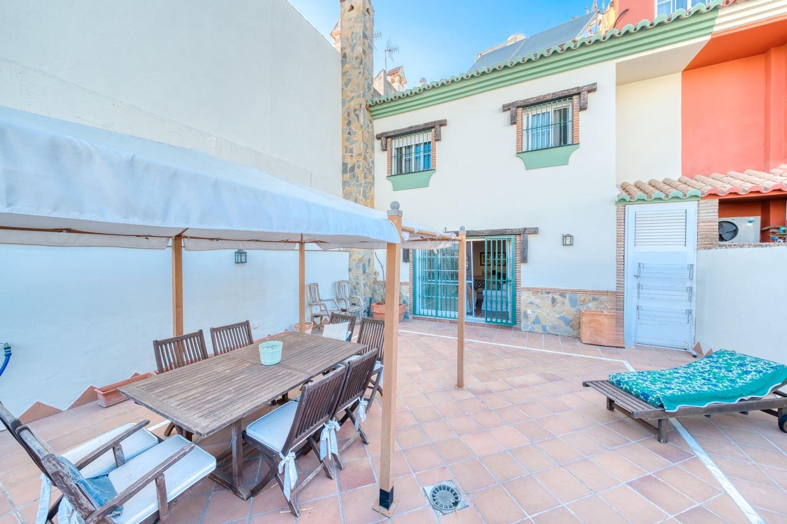 3 slaapkamer Rijtjeshuis te koop in Fuengirola met garage - € 940.000 (Ref: 9451129)