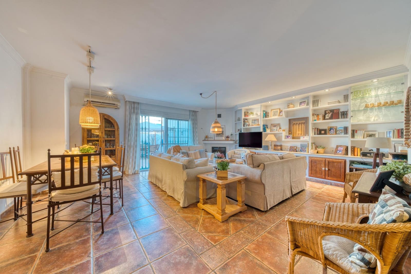 3 slaapkamer Rijtjeshuis te koop in Fuengirola met garage - € 940.000 (Ref: 9451129)