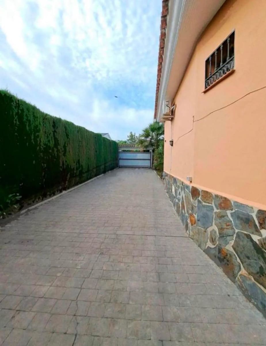 5 bedroom Villa for rent in Pinos de Alhaurin with pool garage - € 2,900 (Ref: 9561912)